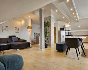 Exklusive Maisonette 91 qm 4 Zimmer 1-9 Personen in Ingolstadt nähe A9, inklusive Parkplatz am Haus, Netflix, Kaffee, Tee, 24-h self-check-in, ideal für Gruppen, Familien und Geschäftsreisende - Ingolstadt - Sufragerie