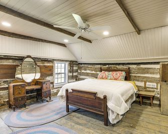 Hot Tub And Creek Views Secluded Perryvi - Perryville - Bedroom