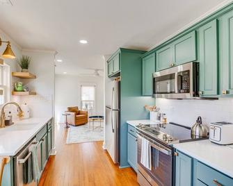 2 Mi to Tyler Rose Garden Vibrant Apartment! - Tyler - Kitchen