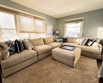 Summer Weekends Open! Sleep 21 in 7BR Lake Retreat, 2-Night Min, Walk to Village - Winona Lake - Living room