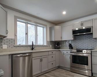 Cozy Renovated with 1 parking space - Pittsfield - Kitchen