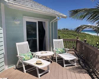 Beachfront Home Right on Private Beach! Save with 7+ Night Stays Discount! - Clarence Town - Balcón