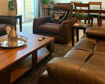 Wonderful New 3 Br 2.5 Ba Townhouse For 8 2 Miles From Las Vegas Strip - Spring Valley - Lounge
