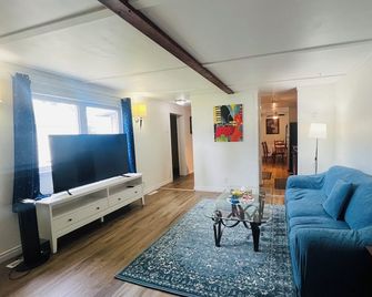 Cozy 2br Mobile Home Near Jasper Np | King Bed - Hinton - Living room