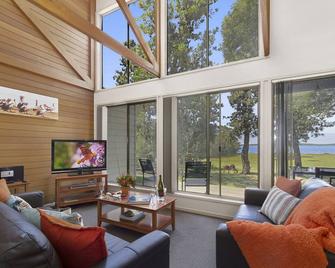 Waterfront Retreat At Wattle Point - Bairnsdale - Living room