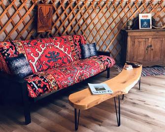 Secluded yurt down by the river - Baddeck - Living room