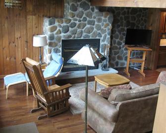 Lillibridge Lake Home on Tittle Lake/Long Lake All Season Fun - Campbellsport - Living room