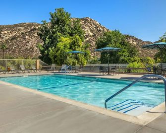 Perfect Getaway! Two Classy Units, Kitchenette, Game Room, Free Parking - Ramona - Piscina