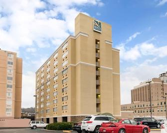 Quality Inn & Suites Charleston - Civic Center - Charleston - Building