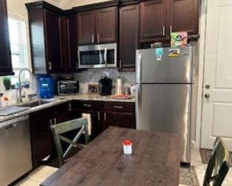 Clean, Cozy apartment with Private Entrance - Richmond - Cocina