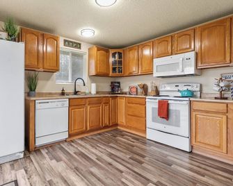 This two bedroom home has a fully fenced yard, air conditioning, fully stocked kitchen, full size washer/dryer and all the modern amenities of home but whimsically decorated with a farmhouse fun vibe! - Centralia - Küche