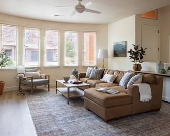 Luxury 3BR in Upscale Neighborhood Pet Friendly - Kanab - Living room