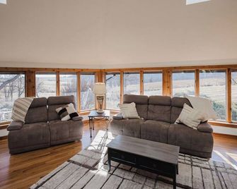 Escape to this amazing 3 bedroom home just 5 minutes from Historic Mineral Point - Mineral Point - Sala de estar