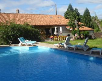 Converted Farmhouse With Private Pool And Tennis Courtbrbrbrbrbrbr - Saint-Hilaire-le-Vouhis - Piscina