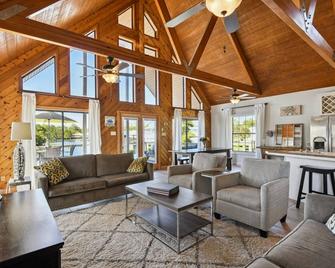 Jourdan River House: Enjoy Life On The River! - Kiln - Living room
