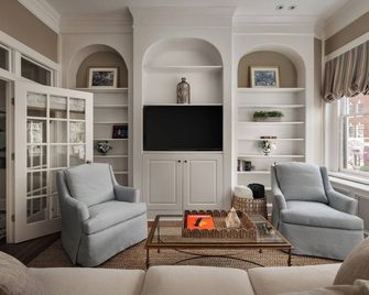 Charming 4-Bedroom Home in Historic Old Town - minutes from King St, DC, & Metro - Alexandria - Living room