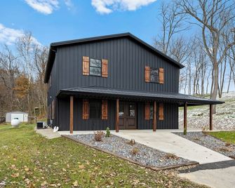 Charming 3-bedroom cabin in Lancaster near many hiking trails and Hocking Hills - Lancaster - Building