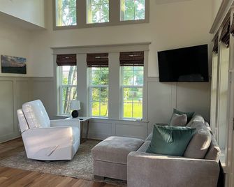 Brand New Custom 1BR 1BA Cozy Creekside Cottage on Wilmington's Cross City Trail - Wilmington - Living room