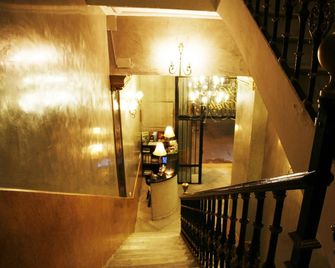 Hostal Dalis - Sevilla - Escaleras