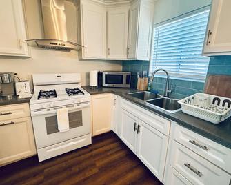 Farmhouse Near Disneyland and Old Town - Orange - Kitchen