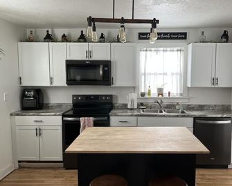 Updated kitchen, Close to downtown, Pet friendly, Privacy fenced backyard! - Kearney - Kitchen
