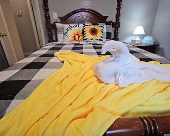 2BR Retreat sleeps 5 near ECU Stadium and Hospital - Greenville - Bedroom