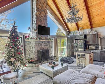 Lake Arrowhead Cabin w/ Hot Tub & Mountain Views! - Lake Arrowhead - Sala de estar