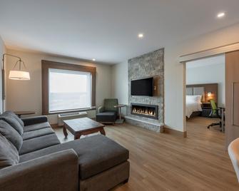 Holiday Inn Express & Suites Moncton - Moncton - Living room