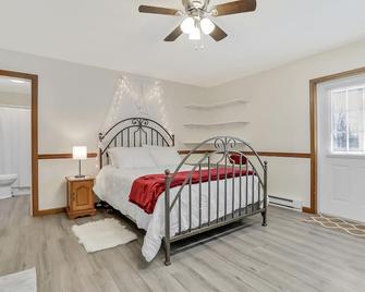 Cute, Homey Place Just Out Of Town With A Country Feel - Chambersburg - Bedroom