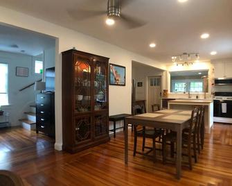 Remodeled, vintage home in quaint RI Village. Close to Providence and airport. - Warwick