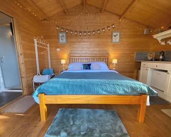 Romantic Lakeside Lodge with Hot Tub at Kingfisher Lakes Glamping - Driffield - Ložnice