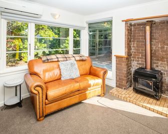 Hop, Skip and Jump to the Lake - Te Anau House - טה אנאו - סלון