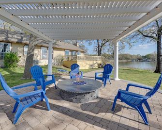 Shared Boat Ramp: Waterfront Home in Grove - Grove - Patio