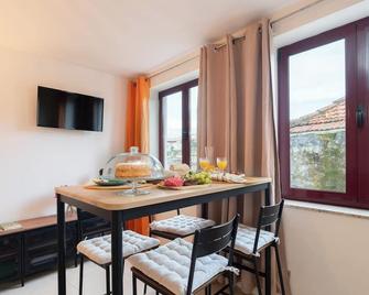 HostWise - Artistic Escape with Modern Comfort - Vila Nova de Gaia - Dining room