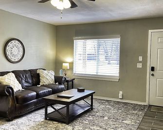 Newly remodel home 2BD/2BATH, 15min to dwtn Tulsa. - Owasso - Huiskamer