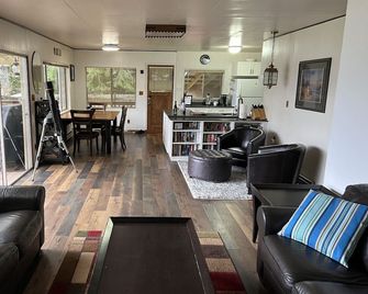 Lake house @ Lake Roesiger - Private beach & 1 acre of solitude - Snohomish - Sala de estar