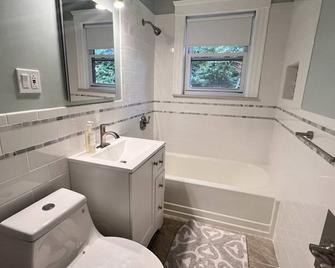 Tranquil Renovated 3br Allston Condo + Parking , Close To Harvard/Bu/Bc/Mit! - Boston