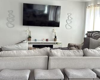 Quiet 1-bedroom in house with Wi-Fi in quiet Stockton neighborhood. - Stockton - Living room