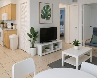 Modern 2 Bedroom Apartment Near Las Olas, and Beach Prime Location - Fort Lauderdale - Living room