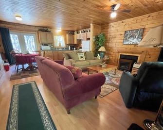 Secluded log cabin in Manistee Nat'l Forest with access to Lake Michigan beach. - Manistee - Вітальня
