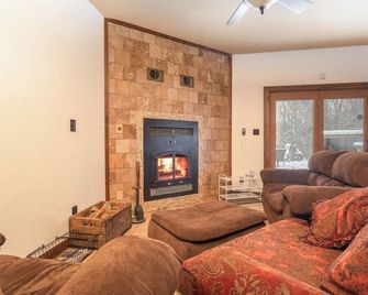 Indoor Pickleball • Fire Pits • 40 Acres & Trails - Sauk Centre - Living room