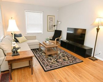 3 Bedroom Home 7 Blocks From Nd Firepit 54231 - Mishawaka - Living room