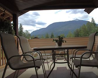 Powder Pillow B&B - Revelstoke - Balcony