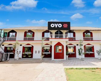 Hotel O Ramdevgarh Resort - Sānand - Building