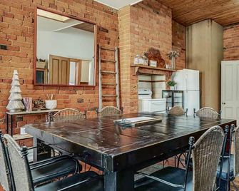 Hopwoods Stable By The River Tree House Hideouts - Echuca - Dining room