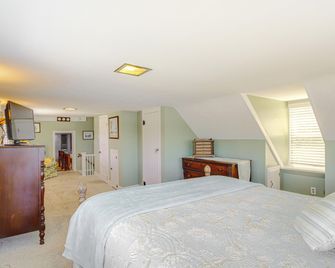 Waterfront Cambridge Home Pool and Dock! - Cambridge