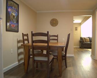Cozy, centrally located, 1-bedroom house in Houma! On the Bayouside - Houma - Dining room