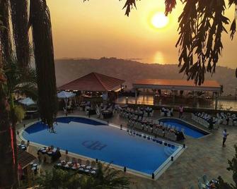 The Country Lodge Hotel - Freetown - Piscina