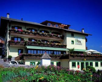 Hotel & Gasthof zum Hirschen - Laives - Edificio