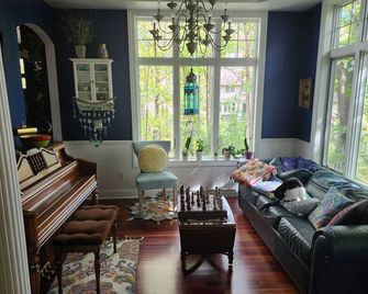 Simon - Kaukauna - Living room